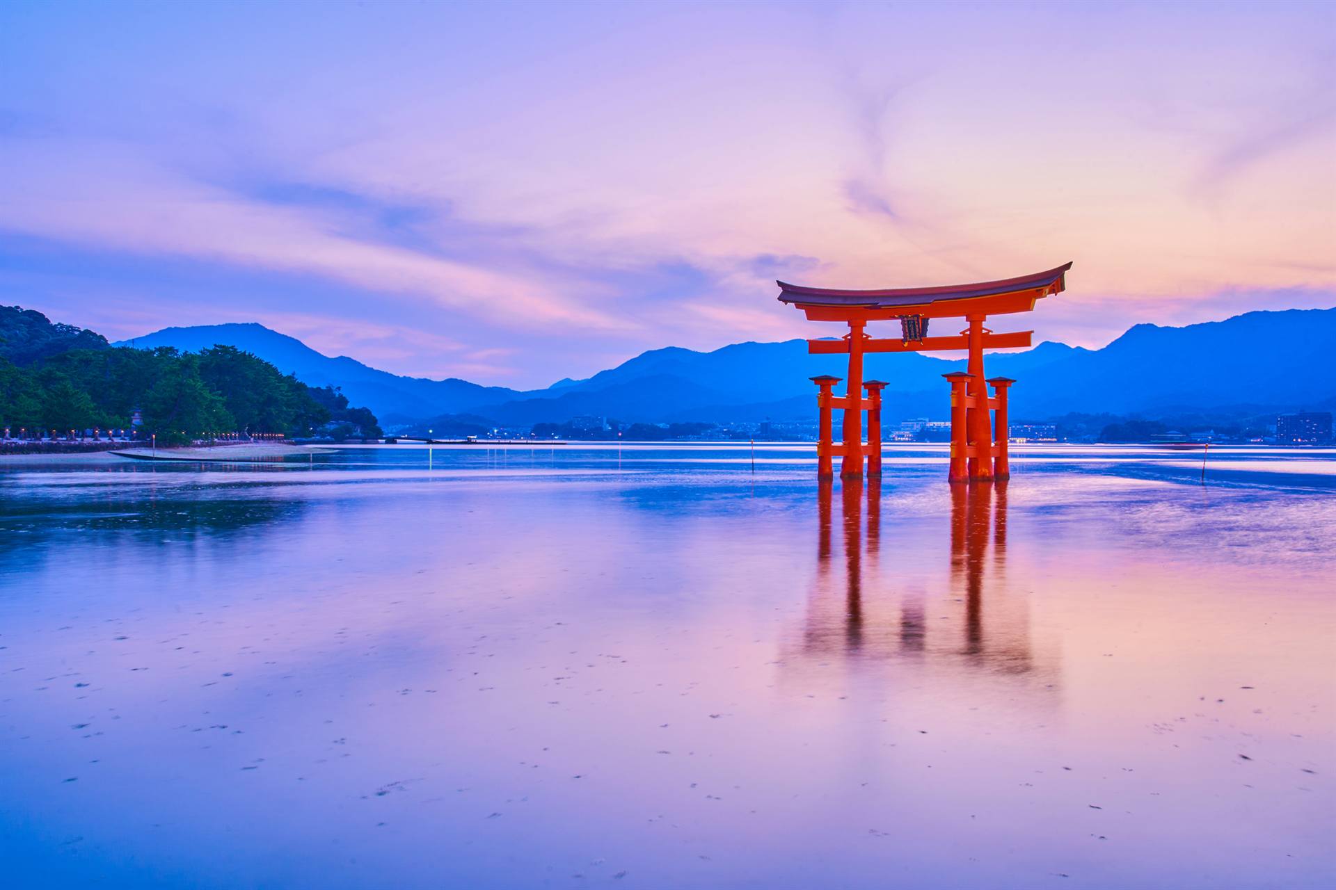 夕暮れの宮島・大鳥居と干潟